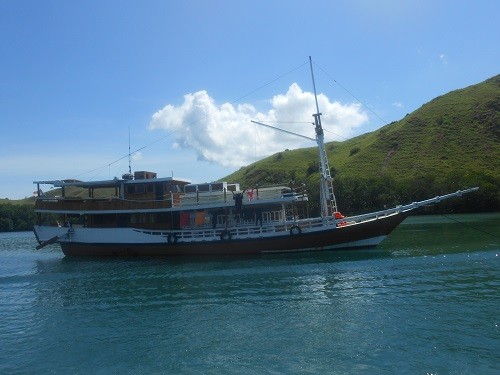 Boat trip with AC on Flores Komodo tours